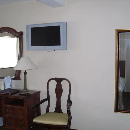 Hotel The Horse And Hound Ballynabola