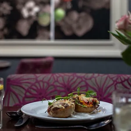 The Horse And Hound 3*